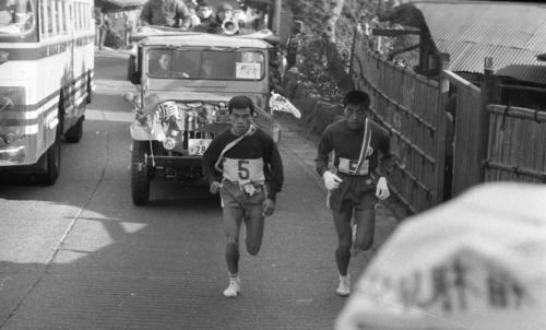 往路5区　日大・大槻憲一（左＝4年）がついに順天堂大・馬場俊一（右＝3年）に並ぶ＝1968年1月2日