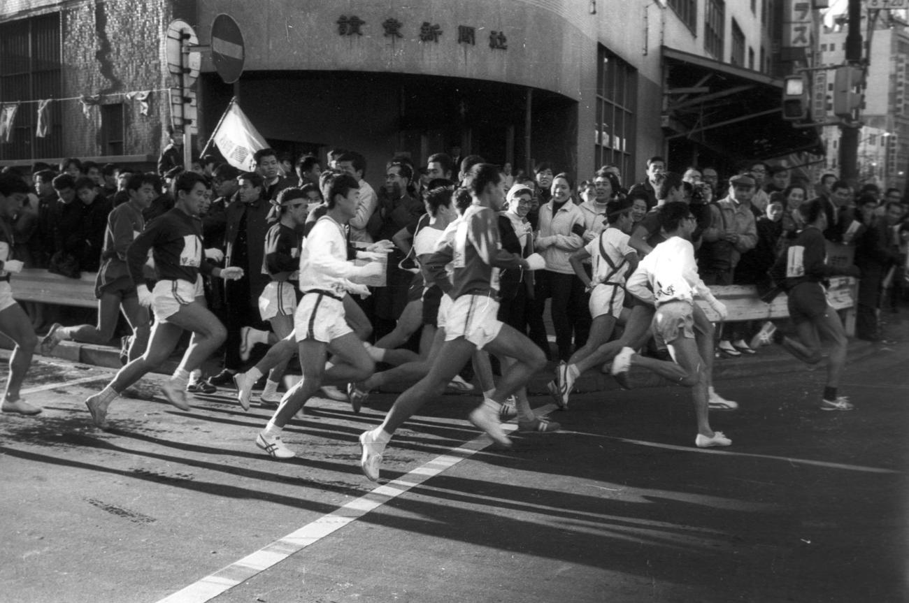 往路1区　午前8時、読売新聞社横を15校が一斉スタートし外堀通りへ＝1969年1月2日