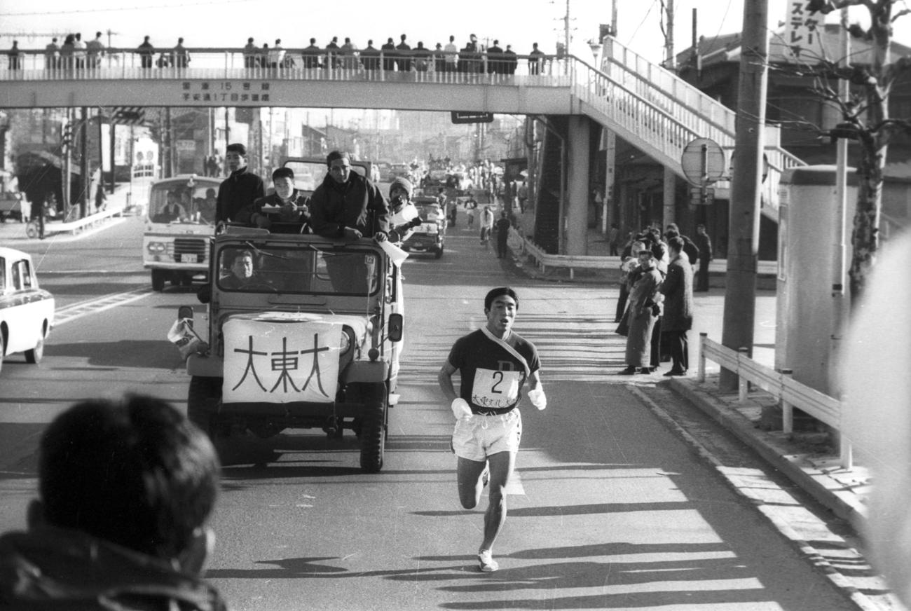 往路2区　トップを行く大東大・前田俊雄（2年）＝1969年1月2日