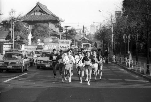 往路1区　増上寺前を通過した一団＝1969年1月2日