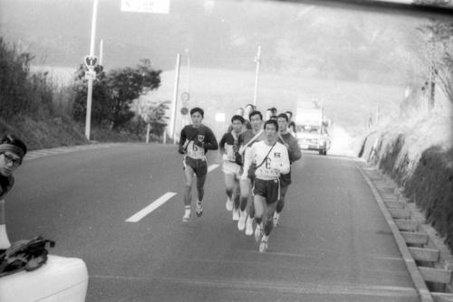 復路6区　芦ノ湖をバックに登りにかかる一団、先頭は専大・木野義治（3年）＝1969年1月3日