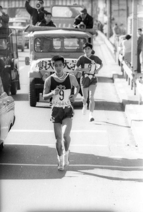 復路9区　21キロ地点でスパートした日体大・大窪勝太郎（手前＝3年）は、順天堂大・川井田茂（後方＝3年）を抜く＝1969年1月3日