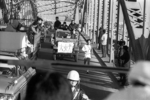 往路1区　伏兵、大東大・尾堂博（2年、区間1位）がさっそうと六郷橋を渡る＝1969年1月2日