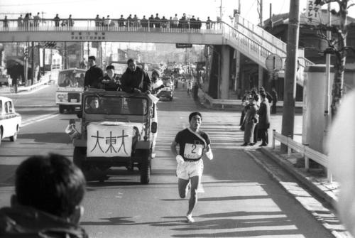 往路2区　トップを行く大東大・前田俊雄（2年）＝1969年1月2日