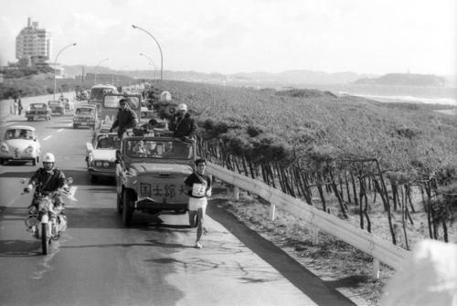 往路3区　トップを行く国士舘大・吉川英利（3年）＝1969年1月2日