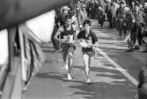 往路5区小田原中継所　トップで5区松岡厚（右＝3年）にタスキを渡す日体大4区伊藤保（左＝2年、区間1位）＝1969年1月2日