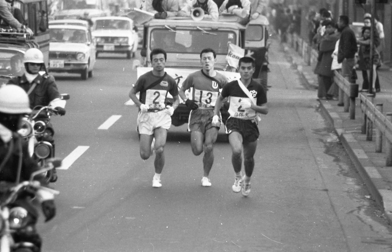 往路2区　トップを並走する左から大東大・尾堂博（3年）、東洋大・富永輝幸（3年）、日体大・田中弘一（2年）＝1970年1月2日