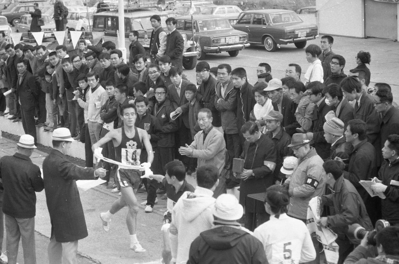 往路5区小田原中継所　4区小沢欽一（左＝2年）から5区松岡厚（4年）にトップでタスキリレーする日体大＝1970年1月2日