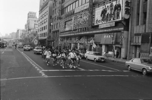 往路1区　午前8時、15校が読売新聞社横を一斉スタート、東映会館前を行く　※41度出場の早大と38度出場の明大がメンバー不足で予選を欠場＝1970年1月2日