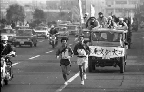 往路1区　日大、国士舘大が出遅れる中、東洋大・伊沢徹男（左＝3年、区間1位）と大東大・森下茂樹（右＝1年、区間2位）が大健闘でトップ争い＝1970年1月2日