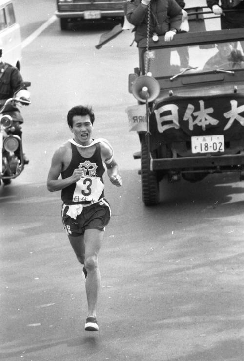 往路3区　トップに立った日体大・山口敏夫（3年）＝1970年1月2日