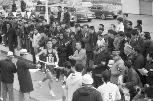 往路5区小田原中継所　4区小沢欽一（左＝2年）から5区松岡厚（4年）にトップでタスキリレーする日体大＝1970年1月2日