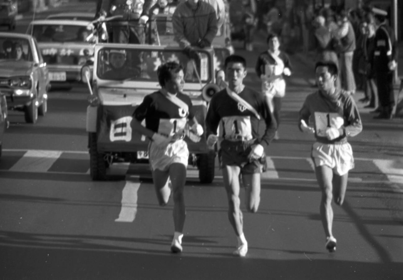 往路1区　トップグループ3校、左から国士舘大・古賀丈雄（1年、区間1位）、日体大・伊藤保（4年、区間4位）、大東大・森下茂樹（2年、区間2位）＝1971年1月2日