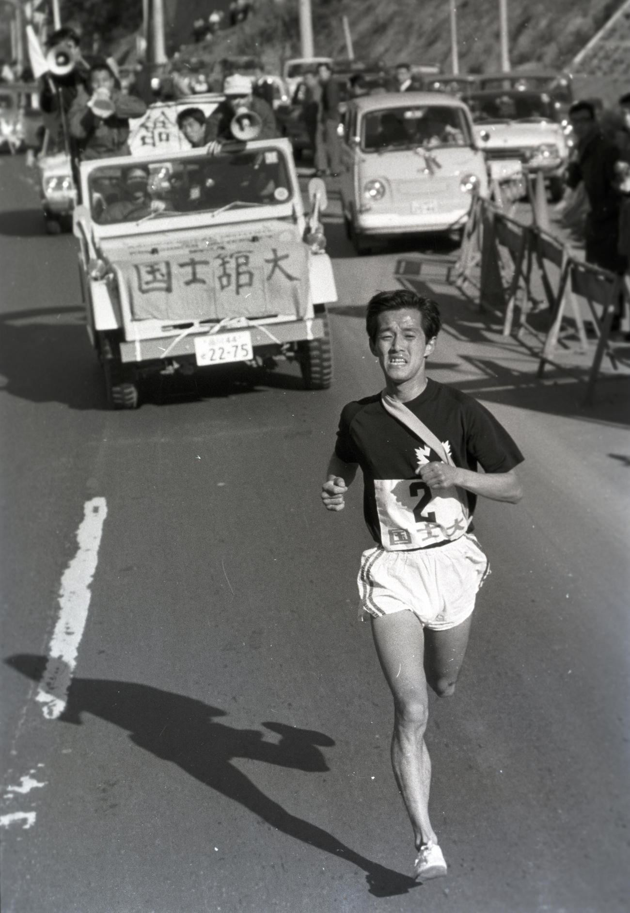 往路2区　1時間15分21秒の区間新でトップを堅守した国士舘大・蜂谷英明（3年）＝1971年1月2日