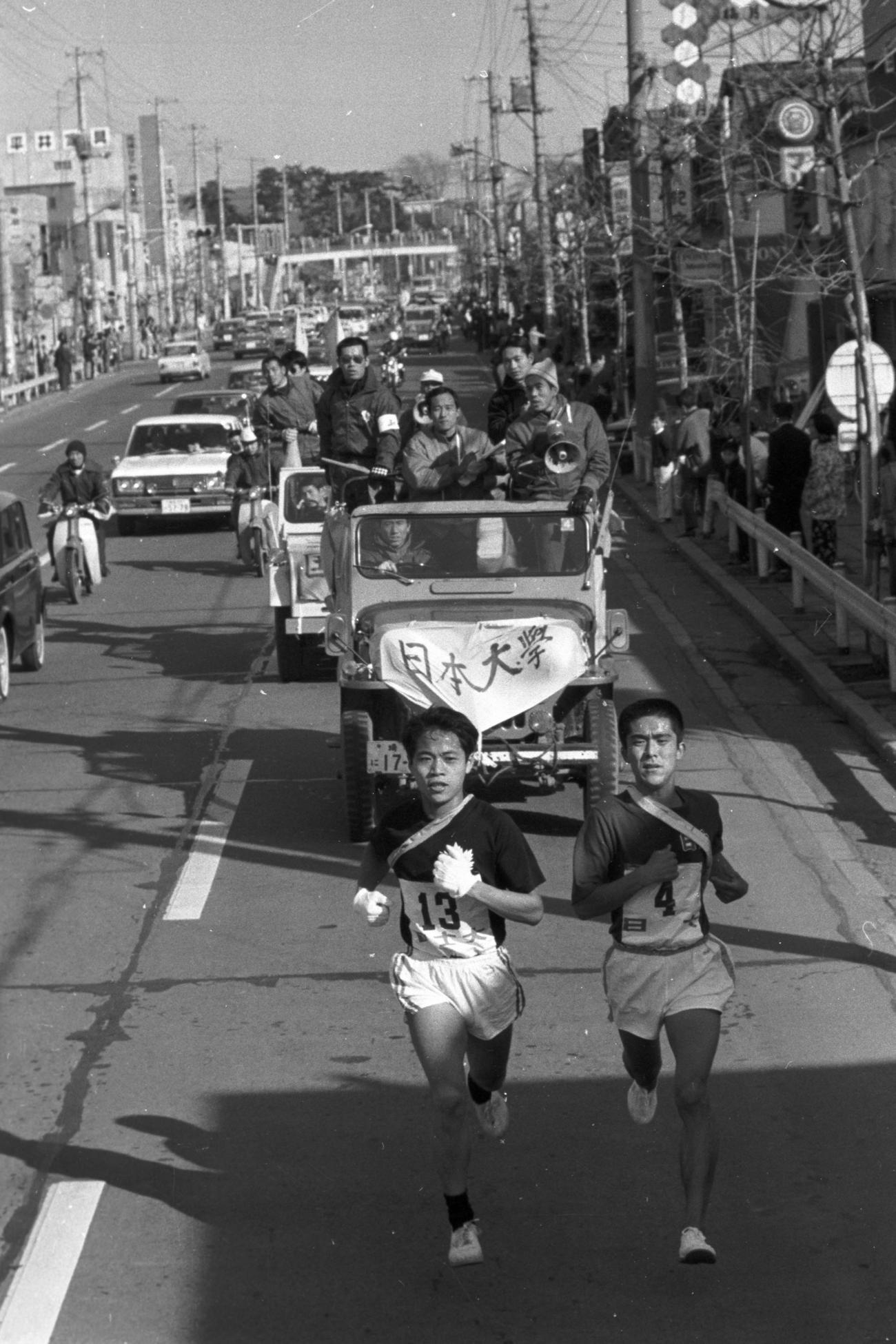 往路4区　粘る国士舘大・今野幸昭（左＝2年、区間1位）は、日大・小田定則（右＝2年）をとらえ激しいトップ争い