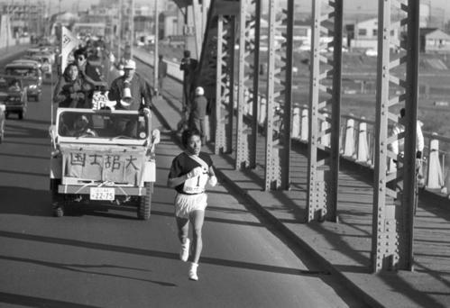 往路1区　六郷橋で抜け出した国士舘大・古賀丈雄（1年、区間1位）＝1971年1月2日