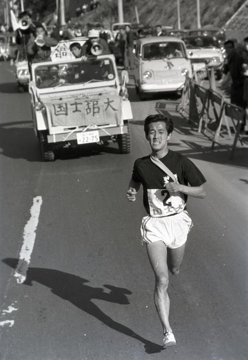 往路2区　1時間15分21秒の区間新でトップを堅守した国士舘大・蜂谷英明（3年）＝1971年1月2日