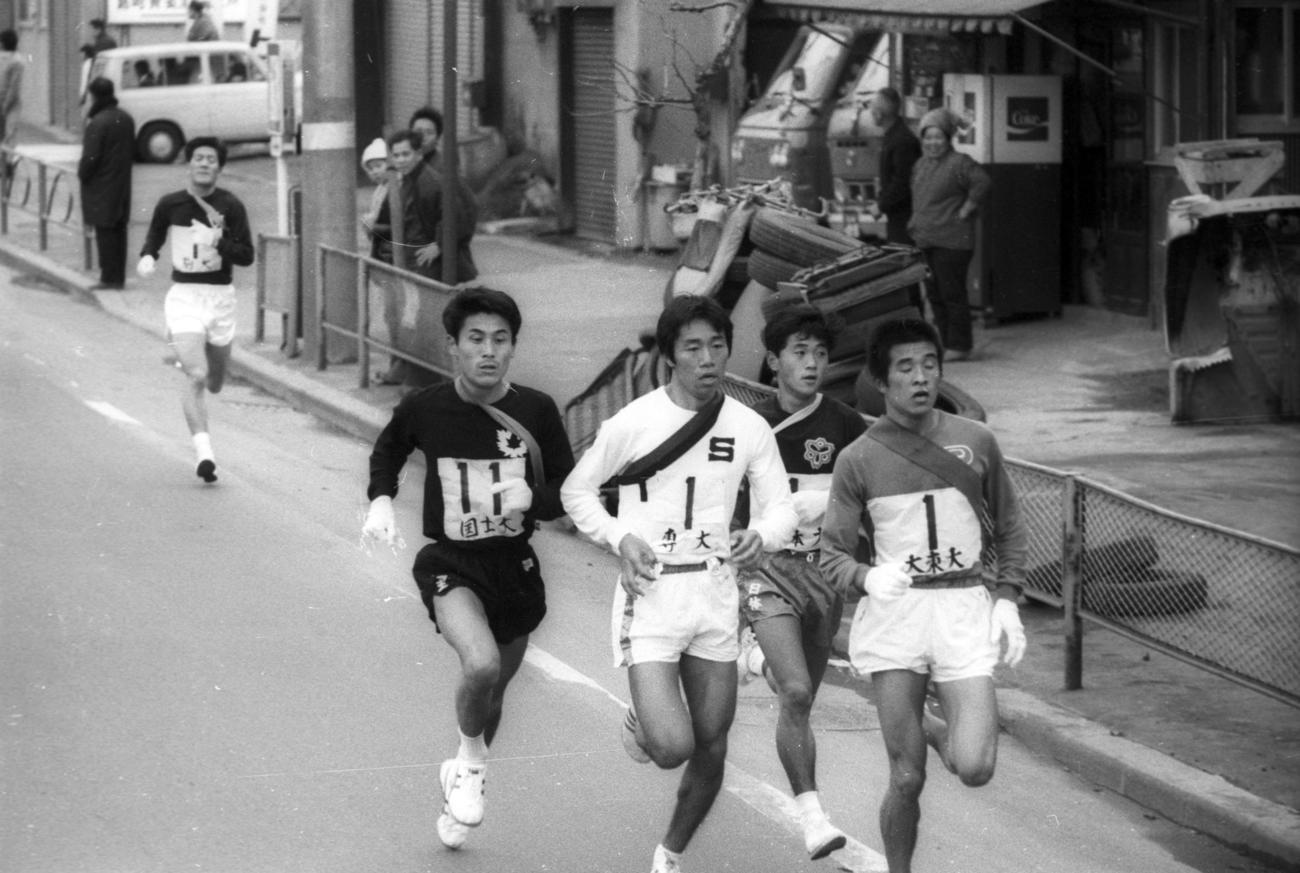 路1区　品川付近を行く先頭集団。右から大東大・鞭馬講二（1年、区間新1時間6分36秒）、日体大・古川久司（3年、区間2位）、専大・橋本鎮雄（3年、区間4位）、国士舘大・鈴木公広（4年、区間3位）、駒大・田中喜一（2年、区間5位）＝1972年1月2日