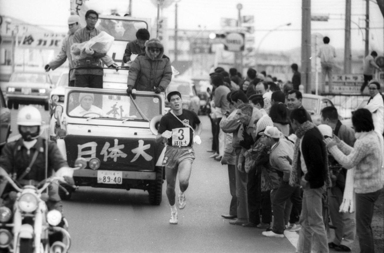 往路3区　茅ケ崎海岸付近をトップで行く日体大・岩渕仁（4年）＝1972年1月2日