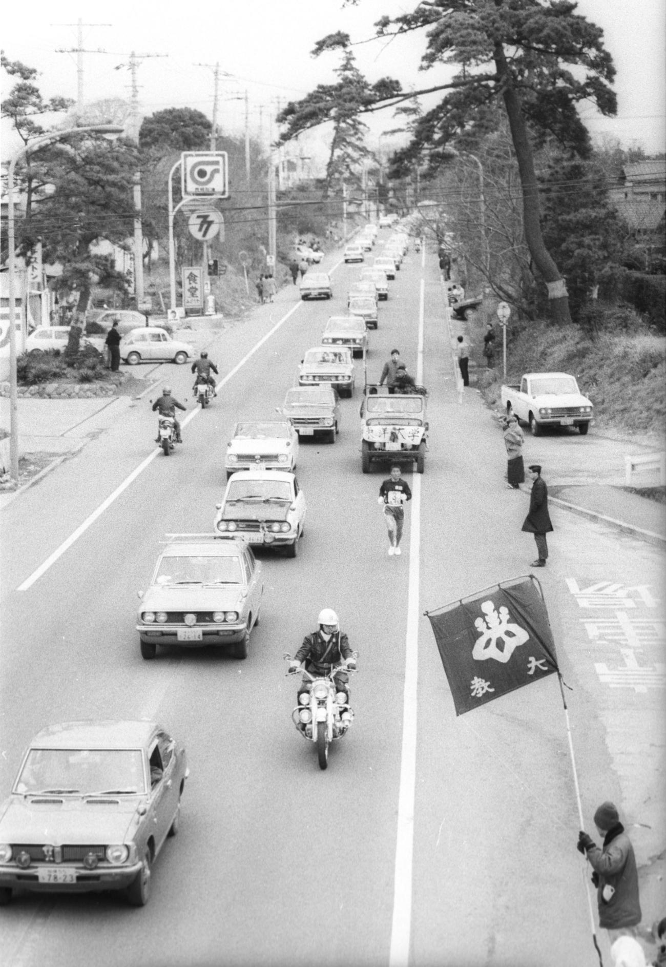 往路3区　年々増える車の波とは逆に、沿道で応援するファンは寂しくなる一方。手前は東京教育大（現筑波大）の応援旗＝1972年1月2日