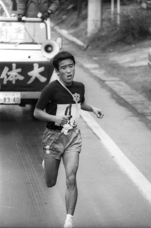 往路4区　二宮付近をトップで行く日体大・町野英二（3年、区間4位）、小田原中継所では2位大東大に22秒差に迫られる＝1972年1月2日