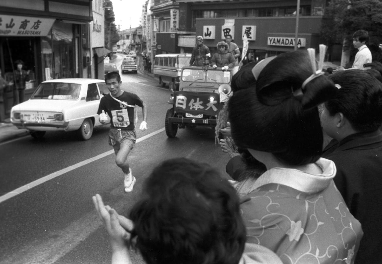 往路5区　2位以下に大差をつけ独走する日体大・石倉義隆（4年）、日本髪姿の女性も拍手で応援＝1973年1月2日
