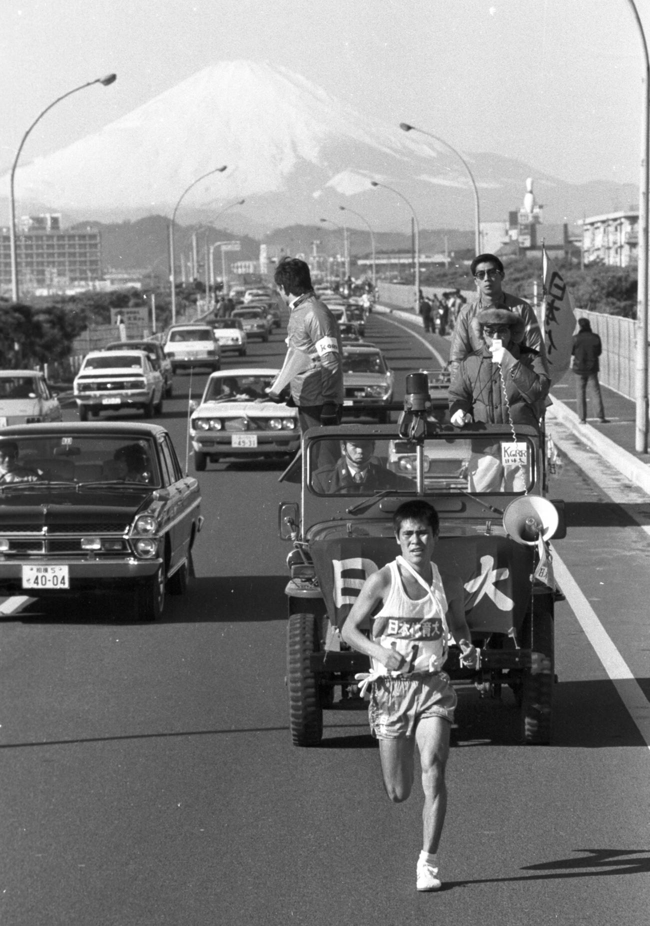 復路8区　富士山をバックにトップを行く日体大・田ノ上貢一（3年）＝1973年1月3日