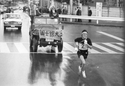 往路2区　鶴見中継所でトップに1分49秒差の3位でタスキもらった国士舘大・古賀丈雄（3年、区間1位）は、東洋大、大東大を抜きトップで戸塚中継所へ＝1973年1月2日