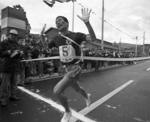 往路5区芦ノ湖畔駐車場　2位日大に7分44秒の大差をつけ往路優勝のテープを切る日体大・石倉義隆（4年、区間1位）＝1973年1月2日