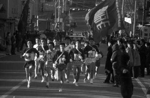 復路6区　午前8時、芦ノ湖畔駐車場を一斉スタートした15校＝1973年1月3日