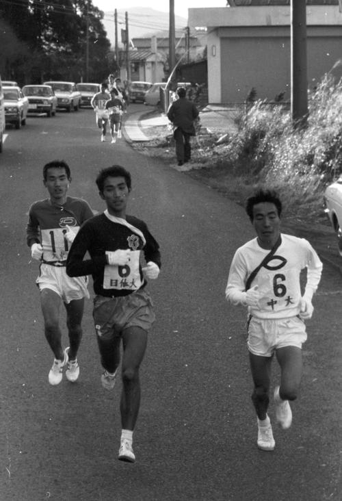 復路6区　激しくトップ争いをする右から中大・椎葉文海（2年、区間3位）、日体大・今野秀悦（3年、区間新1時間0分6秒）、大東大・原田忠夫（4年、区間2位）の3校＝1973年1月3日