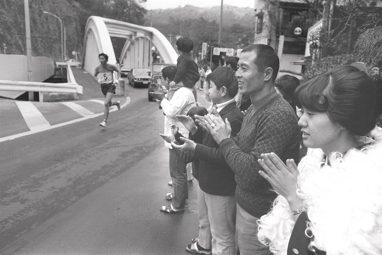 正月を箱根で迎えた王貞治は箱根駅伝の応援をする＝1975年1月2日