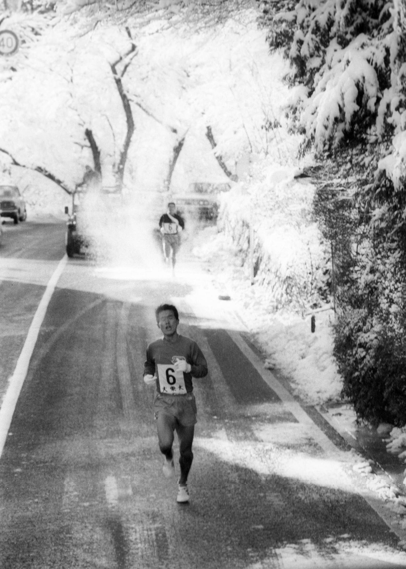 復路6区　転げるように山を下る大東大・金田五郎（3年）は、59分56秒の区間新で復路も先行る＝1975年1月3日