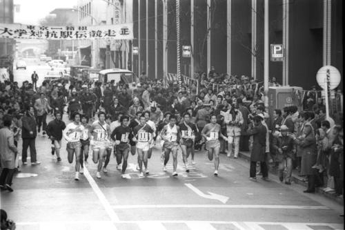 往路1区　午前8時、大手町の読売新聞社前を15校が一斉スタート＝1976年1月2日