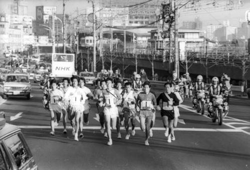 往路1区　品川を通過した集団＝1976年1月2日