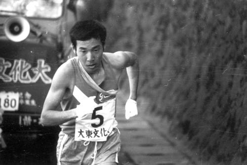 往路5区　トップに2分35秒差3位でタスキを受けた大東大・大久保初男（3年）は、7キロで東京農大、8キロで1区から首位を守ってきた日体大をとらえ、トップを快走＝1976年1月2日