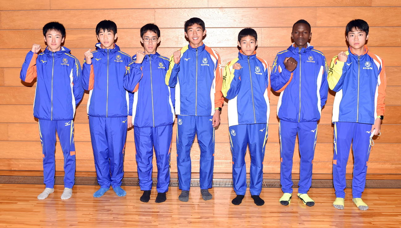2年連続12度目の優勝を果たした仙台育英の選手たち。左から1区・堀、2区・森、3区・中沢、4区・二村、5区・佐藤、6区・ディラング、7区・高橋（撮影・山田愛斗）