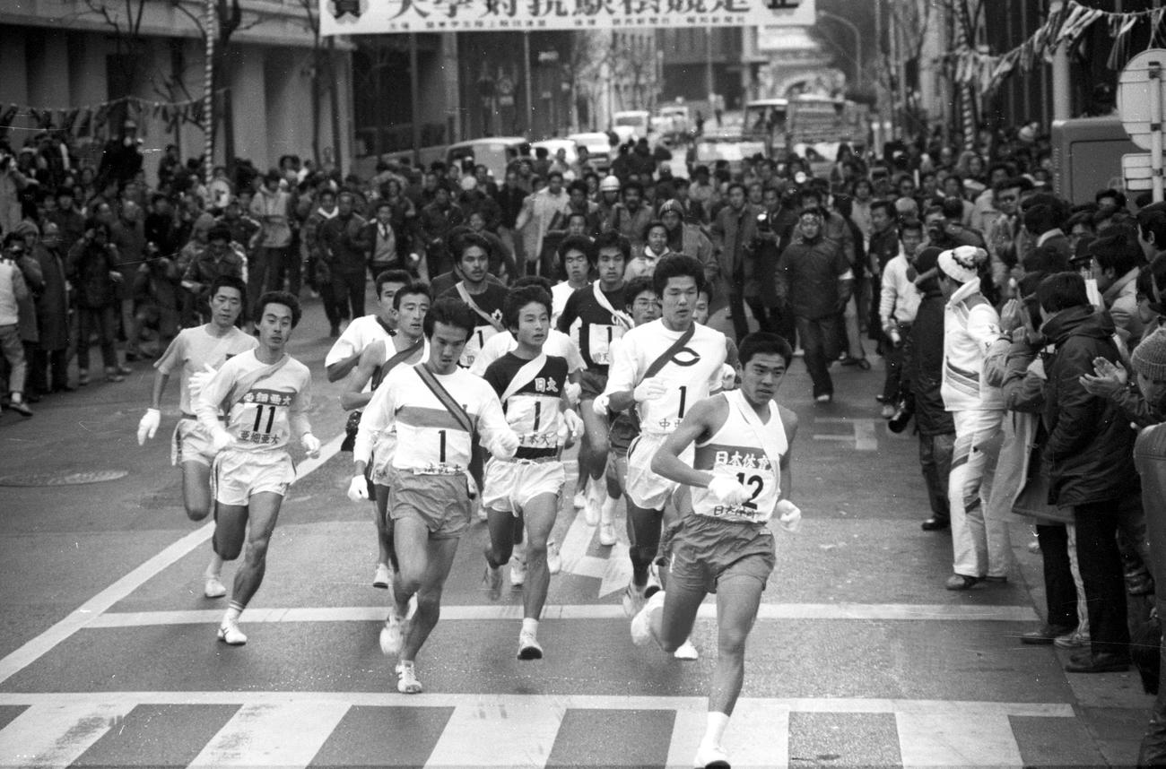 往路1区　読売新聞社前をスタートする各選手＝1977年1月2日