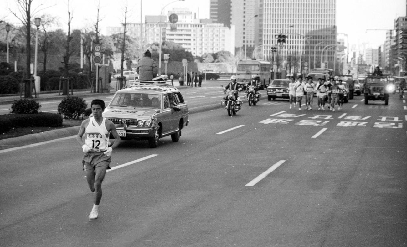 往路1区で2位以下を大きく引き離す日体大の石井隆士（左端）＝1977年1月2日