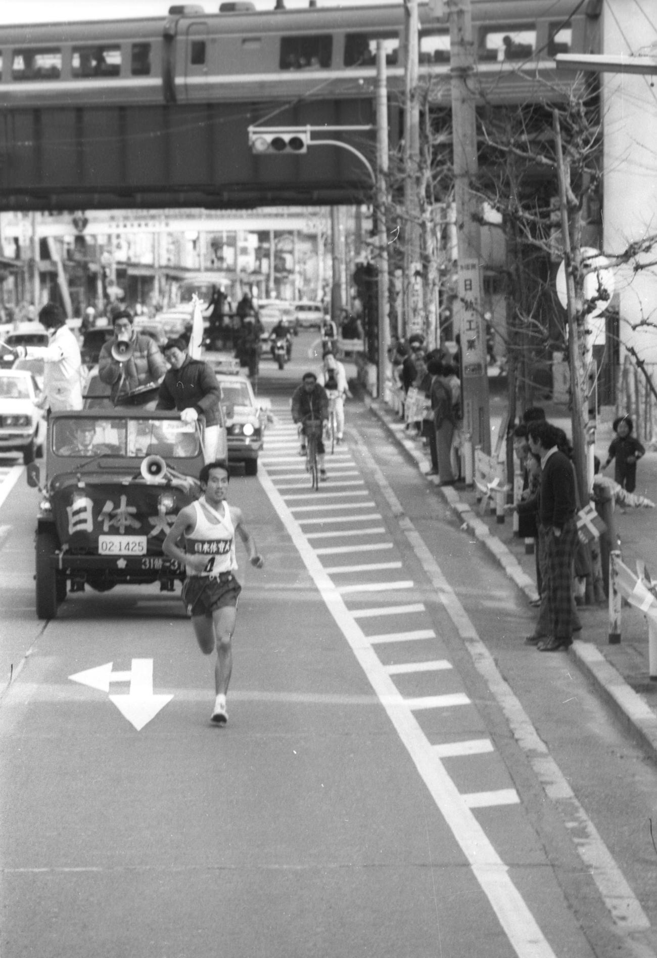 往路4区　箱根登山鉄道の高架下を通過したトップの日体大・照井典勝（2年、区間3位）＝1977年1月2日