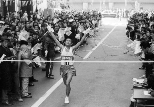 復路10区　高々とVサインをしながらゴールした日体大アンカー伊藤哲二＝1977年1月3日