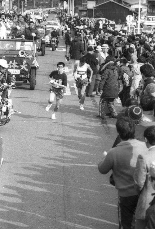 往路5区小田原中継所　東京農大に激しく追い上げられたが、首位を死守しタスキリレーした日体大4区照井典勝（右＝2年、区間3位）と5区北中純一（左＝3年、区間4位）＝1977年1月2日