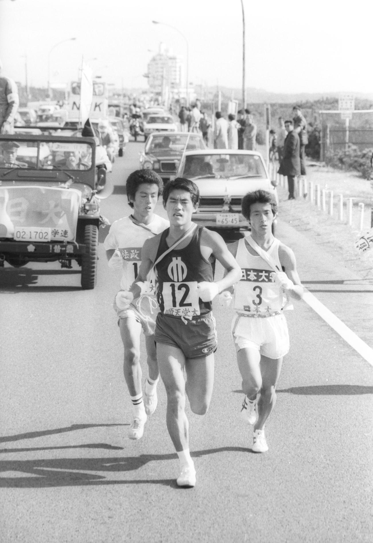 往路3区　先頭を行く法大・山本篤志（左＝2年、区間8位）、順天堂大・川口晴実（中央＝3年、区間2位）に6位から並んだ日大・森近繁則（右＝4年、区間新1時間3分45秒）＝1978年1月2日