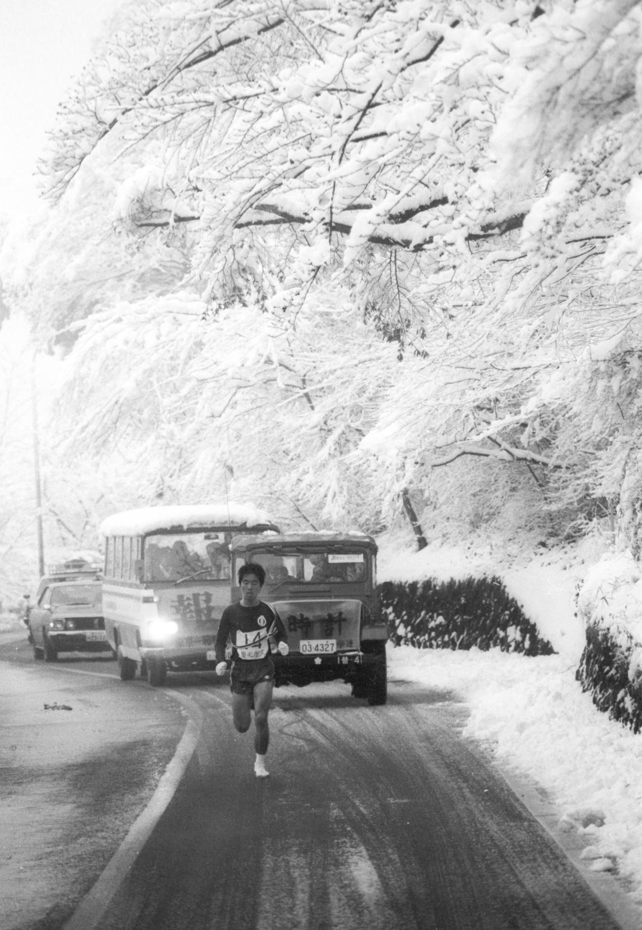 復路6区　26年ぶりの大雪に白雪のトンネルを抜けてひた走るトップの順天堂大・酒匂真次（1年、区間4位）＝1978年1月3日