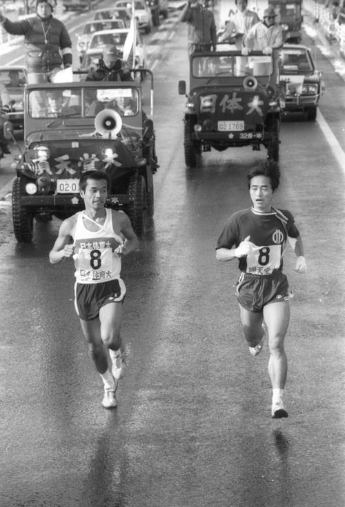 復路8区　日体大・坂本充（左＝2年、区間1位）はトップ順天堂大・木下亨（右＝3年、区間4位）をついにとらえる　　※坂本充：6区を走る坂本亘（区間1位）は双子の兄弟の兄＝1978年1月3日