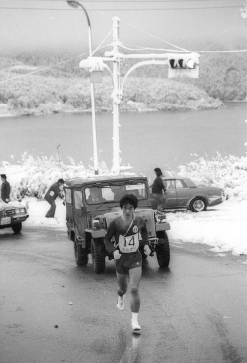 復路6区　雪の芦ノ湖をバックに登りにかかるトップ（時差スタート）の順天堂大・酒匂真次（1年、区間4位）　＝1978年1月3日