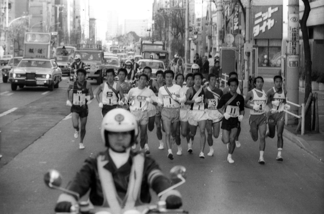 往路1区　各校一団となって混戦状態で進む＝1979年1月2日