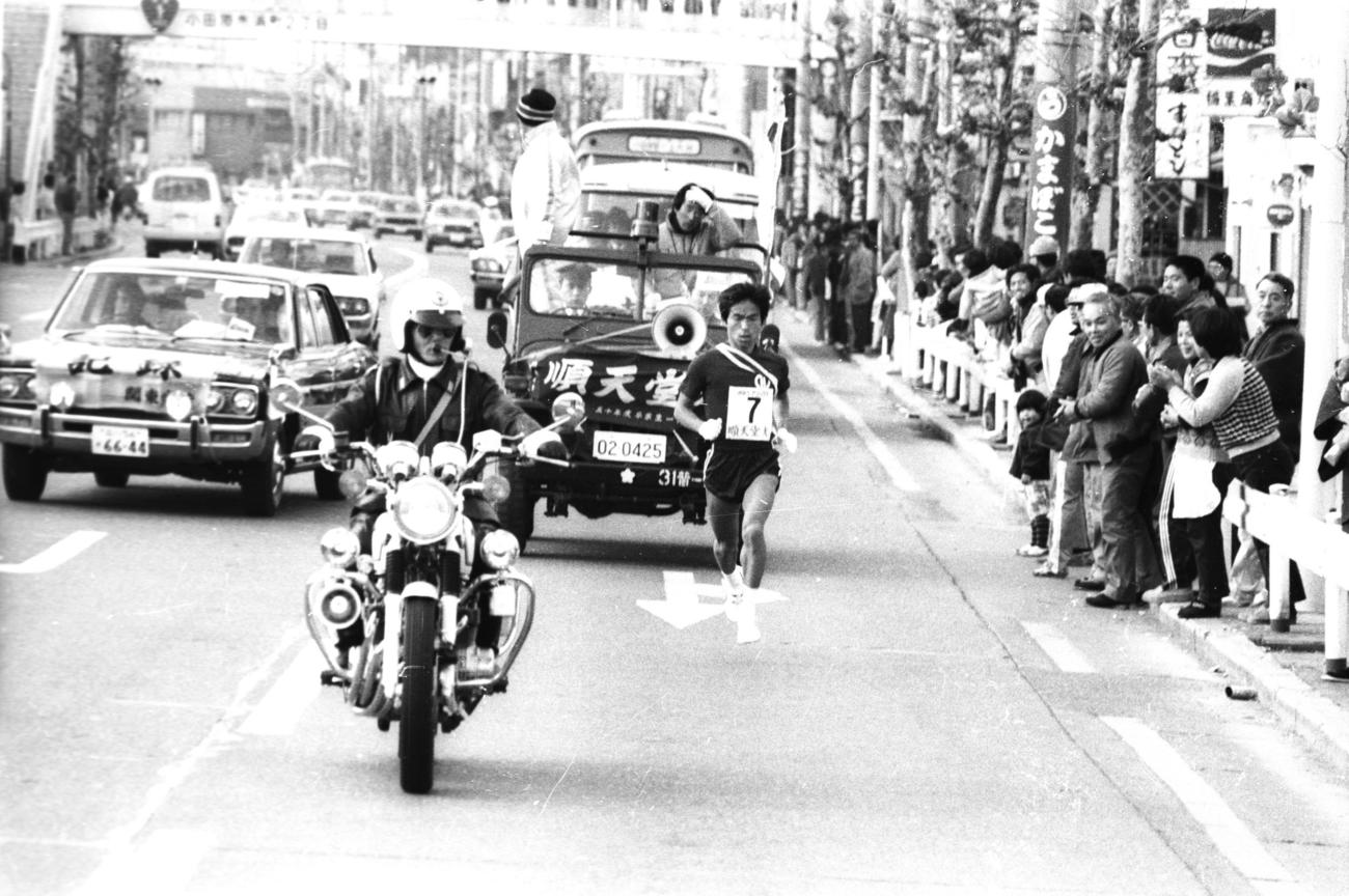 復路7区　トップを堅持する順天堂大・寒川正悟（3年、区間4位）＝1979年1月3日