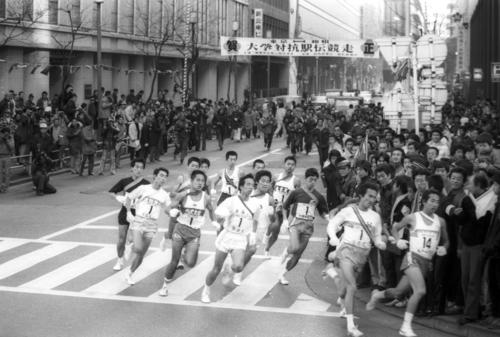 往路1区読売新聞社前　午前8時、大手町の読売新聞社前を15校が一斉スタートし日比谷通りに出る＝1979年1月2日