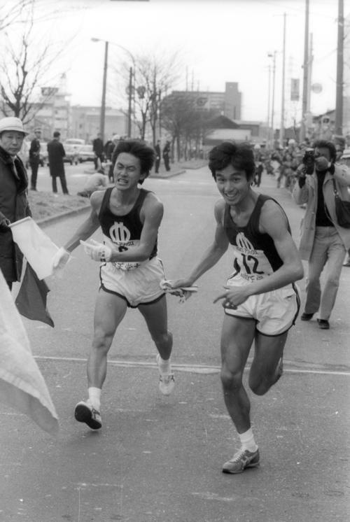 復路9区鶴見中継所　2位日体大との差を4分20秒に広げ、アンカー村松学（右＝2年、区間7位）にタスキを渡す順天堂大・竹島克己（左＝4年、8年ぶりの区間新1時間15分56秒）＝1979年1月3日